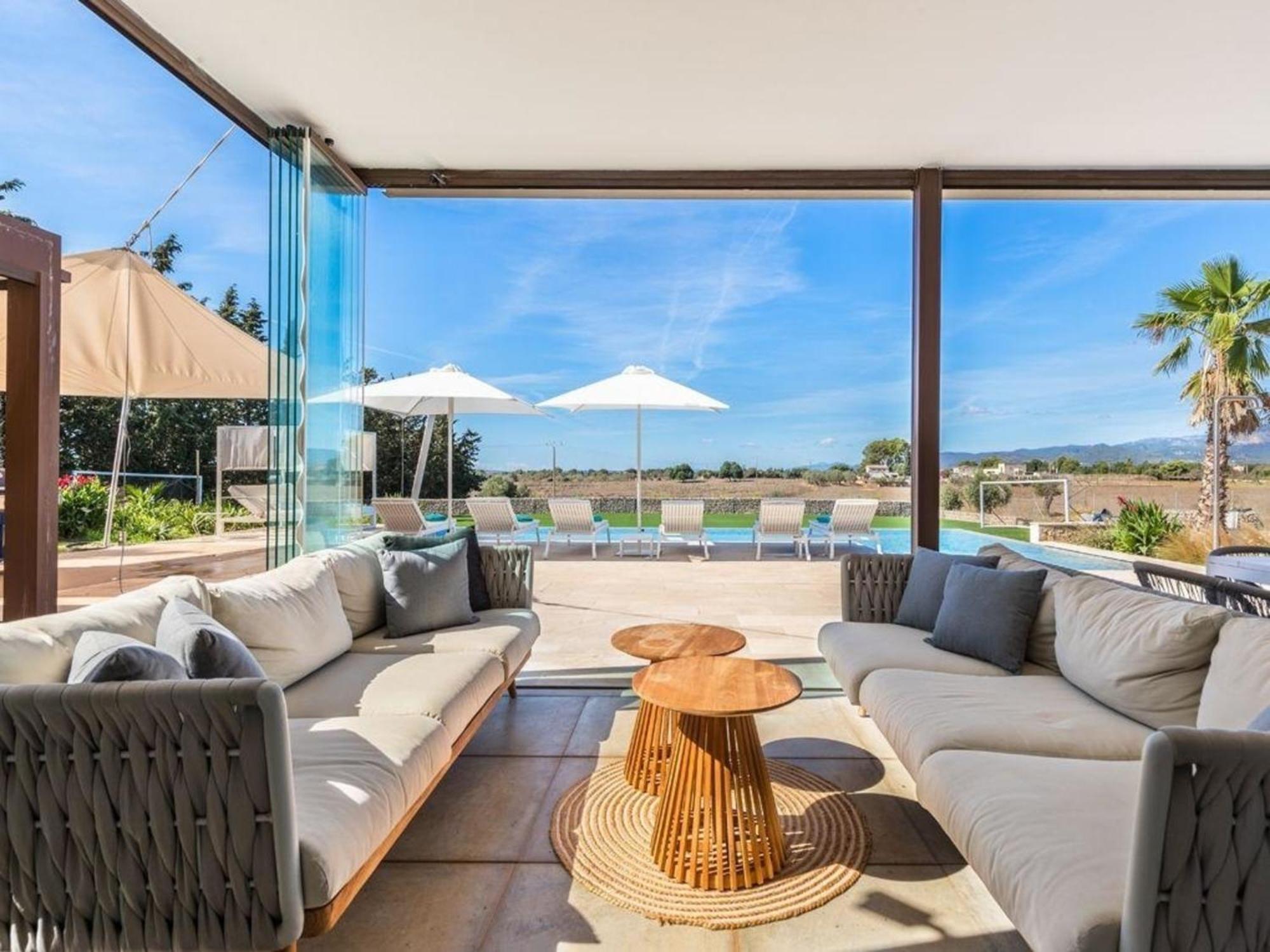 Luxurioese Mit Pool In Fuer 8 Personen Ferienhaus *