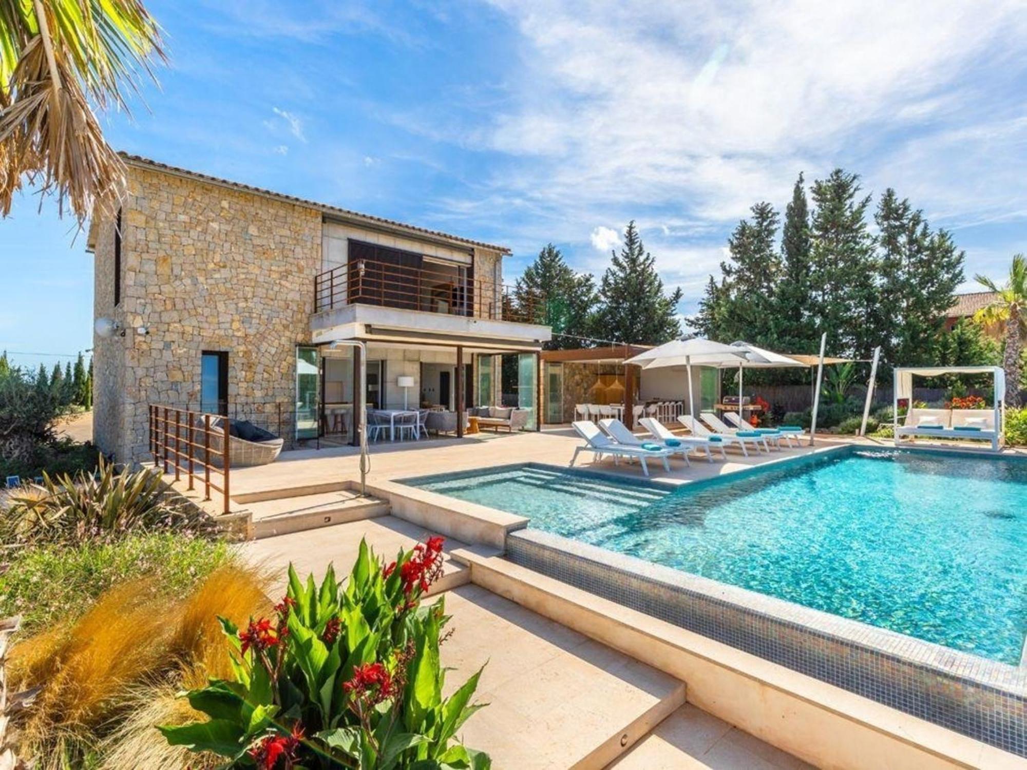 Luxurioese Mit Pool In Fuer 8 Personen Ferienhaus *