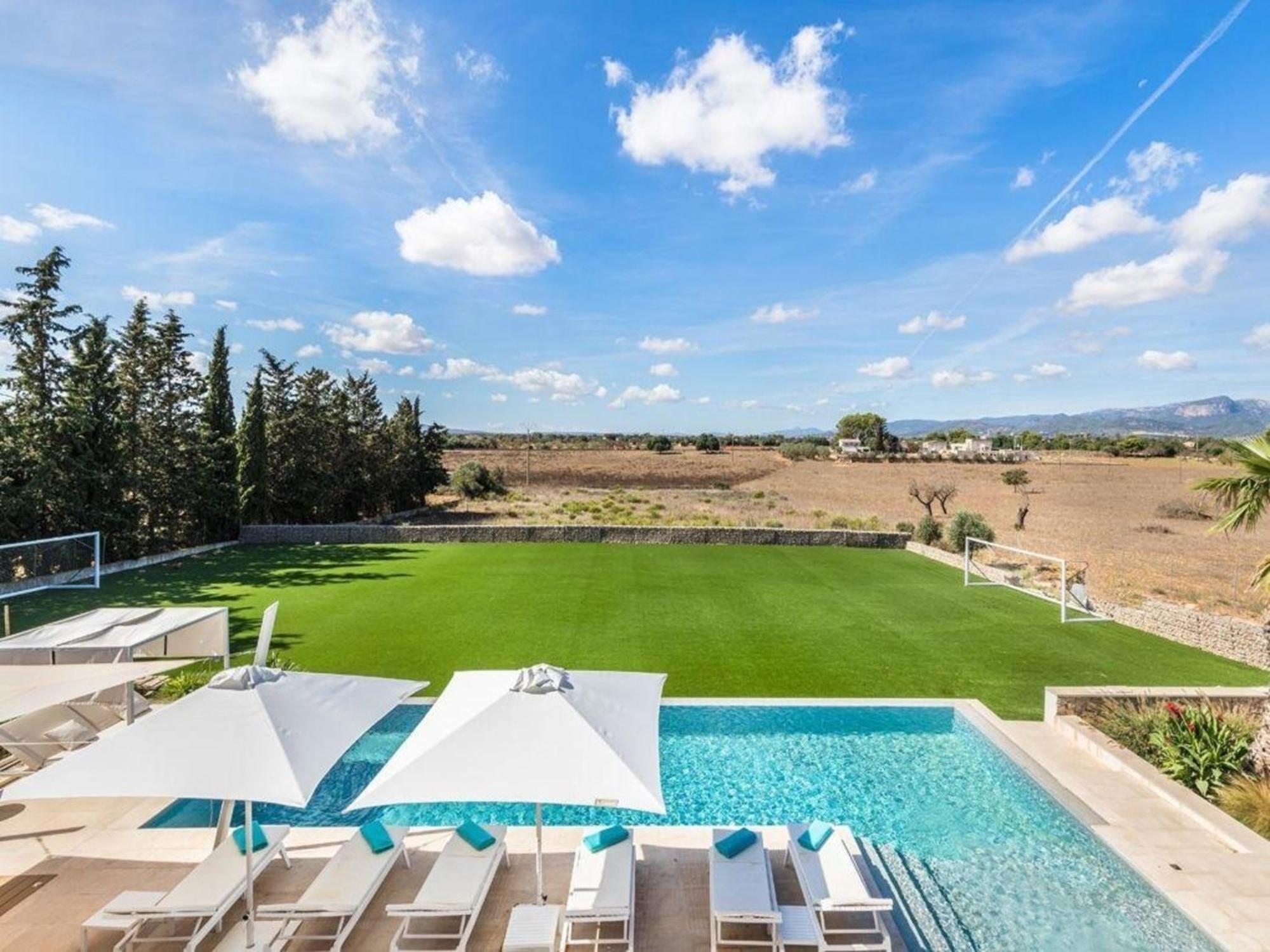 Luxurioese Mit Pool In Fuer 8 Personen *